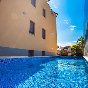 https://villa-sara-porec.in-istria.net