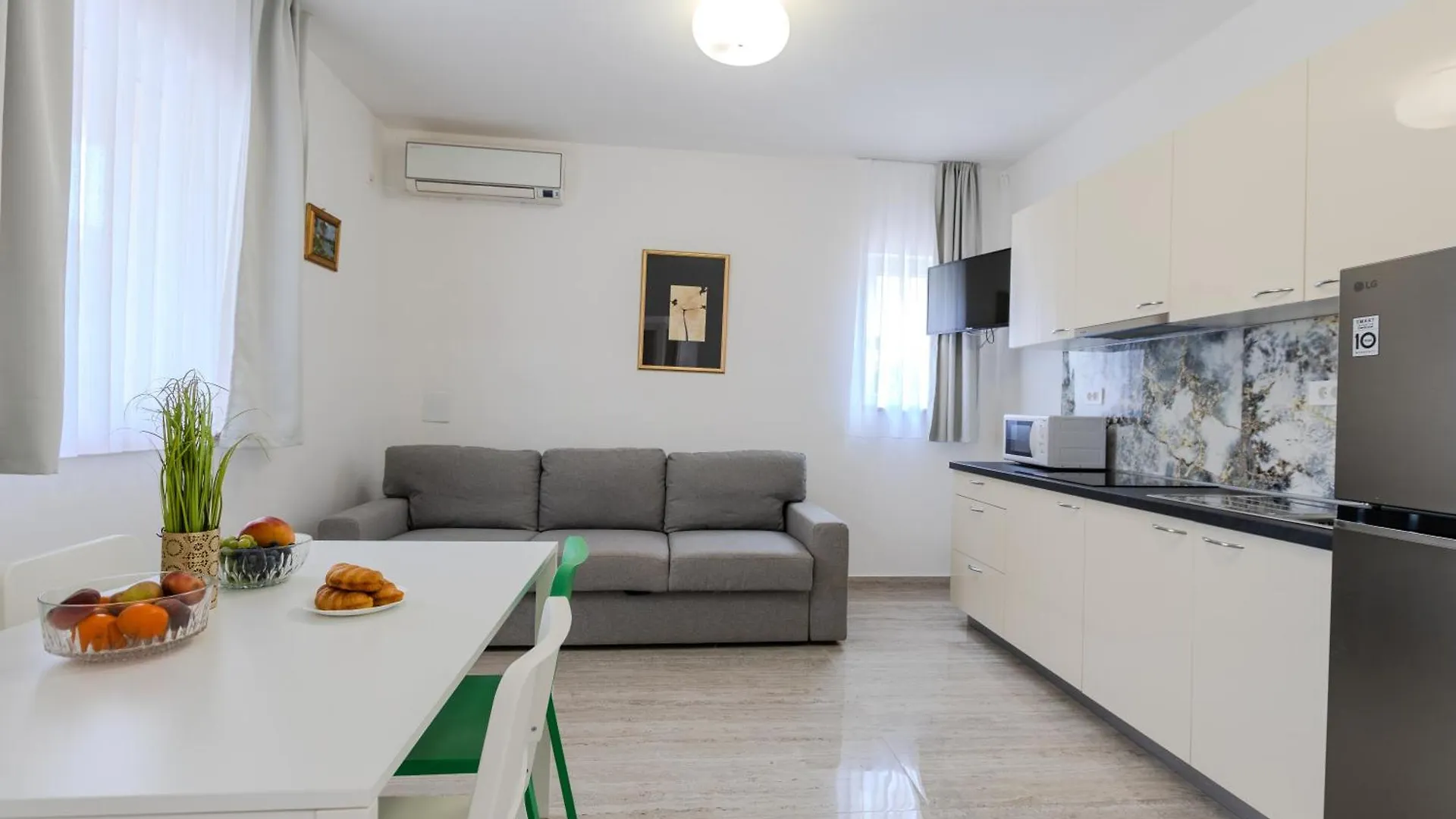 Apartments Lorena Privlaka