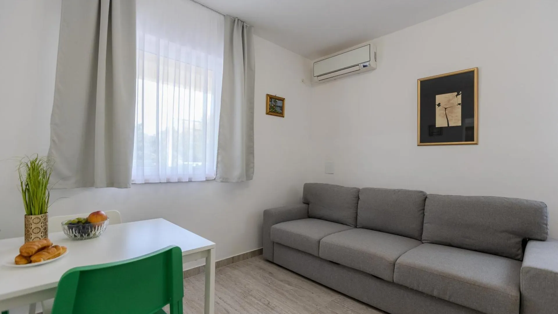 Apartments Lorena Privlaka